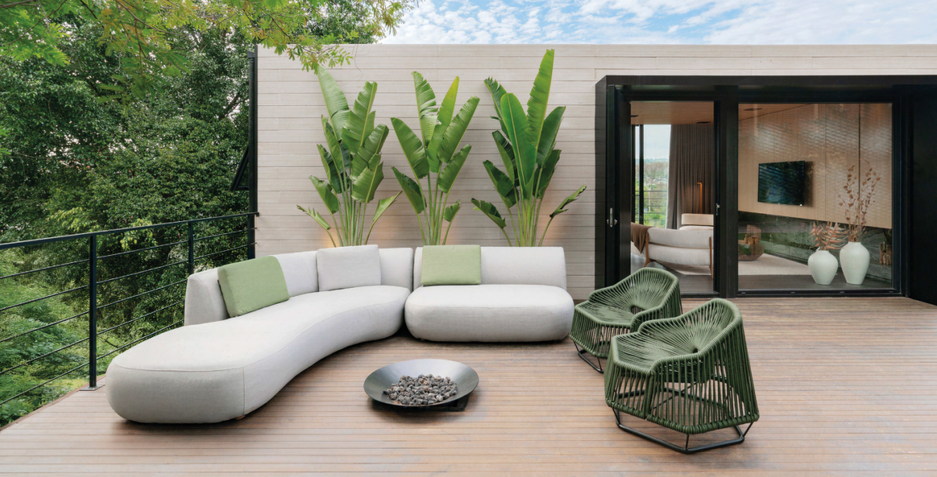 terraza exterior natural sofisticada de alta calidad compuesta de un sofa modular y poltronas hexagon