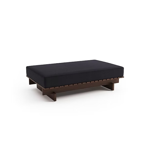 Puff Danúbio Sierra Muebles Chile – puff de diseño contemporáneo en madera Grandis y espuma D26, elegante y confortable.