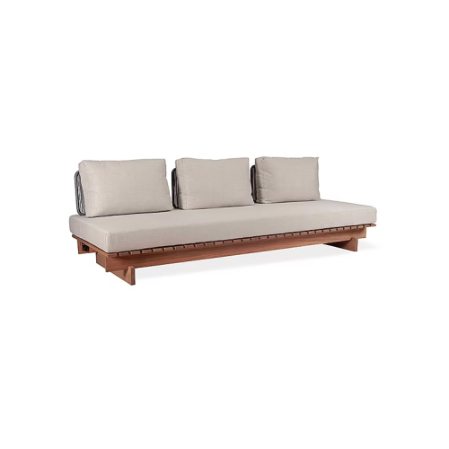 Sofá Danúbio Corda Trenzada con Almohada Sierra Muebles Chile – sofá de diseño con base de madera Grandis y respaldo en cuerda.